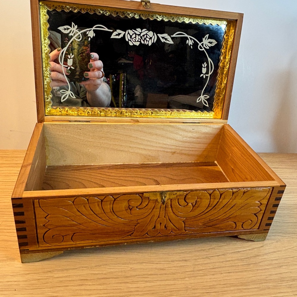 Vintage Hand-Carved Wooden Dovetail Box Scenic Inlay Mirror - Honey Brown - Picture 4 of 14